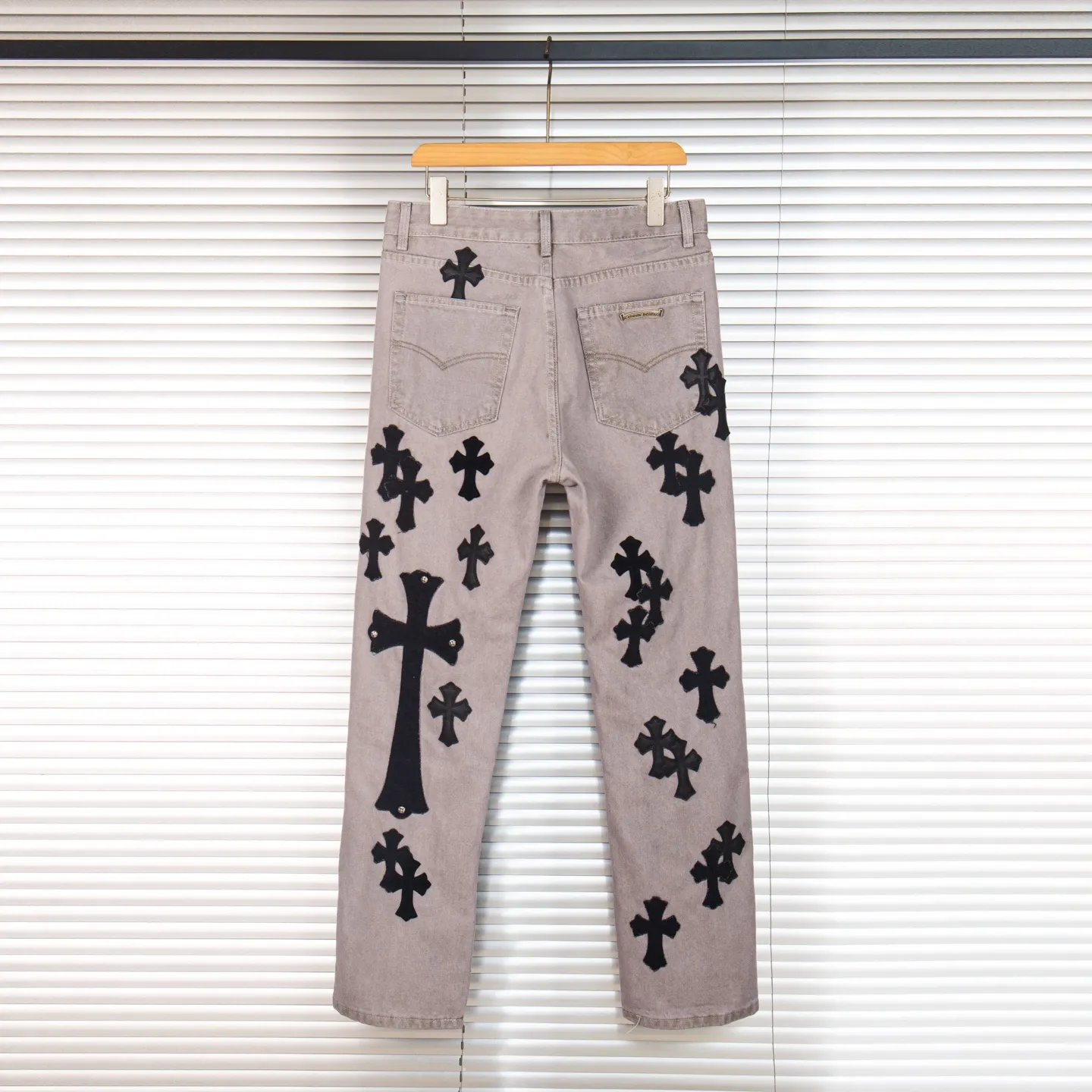 P290 Chrome Hearts Gray Cow King Jeans Multi-Leather Standard Work Jeans CH Jeans All need to be washed and then disassembled and hand-stitched with sheepskin cross leather and then spliced to complete. The whole process is too complicated to describe. About Chrome Hearts This is an extremely luxurious fashion brand that can also be called the aristocracy of the high street. It has always been an exclusive brand for some hipsters or the second generation of rich people. Compared with ordinary high streets, it is more luxurious and noble. Compared with luxury brands, it is more fashionable and individual. It has always been a brand that I have a special liking for. Style number: 1763# Color: Gray Size: 28 30 32 34 36